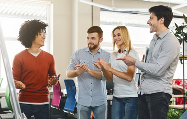 Obraz premium Business team appreciating colleague for explaining presentation