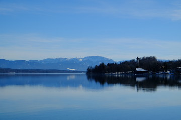 Fototapeta premium Blick über den Starnberger See nach Bernried und auf die Alpen
