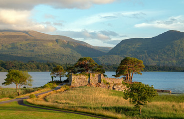 Fototapeta na wymiar Ancient castle ruins McCarthy Mor on Lake Lough Leane at Killarney on the Ring of Kerry in Ireland