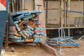 Baustelle mit Gerüstteilen