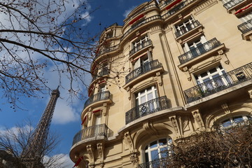 Paris, immeuble haussmannien et vue sur la tour Eiffel (France)