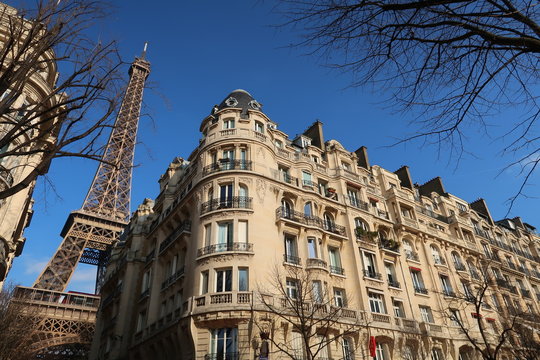 Paris, immeuble haussmannien près de la tour Eiffel (France)