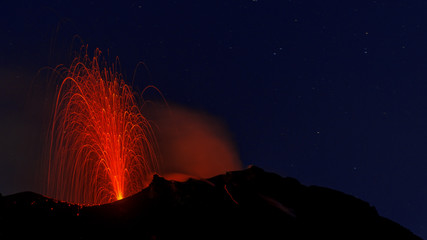 Ausbruch des Stromboli, Vulkanausbruch auf den Äolischen Inseln