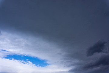 Obraz premium 青い空と黒い雲