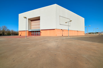 Fototapeta na wymiar Colorida Vista del Exterior del Pabellón de Deportes Quijote Arena, Sede del Equipo del Balonmano Ciudad Real, Castilla La Mancha, España