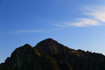 朝日に映える剣岳　劒沢キャンプ場より