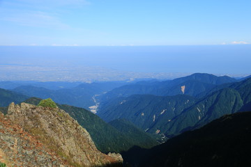 Fototapeta na wymiar 剣岳　山頂への道　早月尾根と富山市遠景