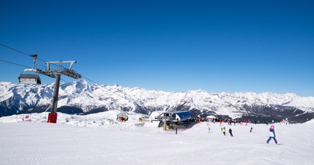 Fototapeta premium Impianti sciistici Madonna di Campiglio, Dolomiti di Brenta, Trentino Alto Adige in inverno