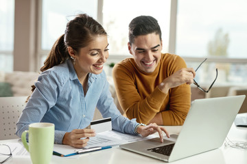 Obraz premium Happy business couple online shopping in the office.