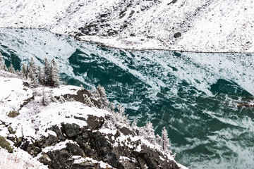 Naklejka premium Turquoise mountain lake. Winter and snow in mountain valley.