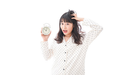 寝坊をする若い女性