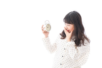 寝坊をする若い女性