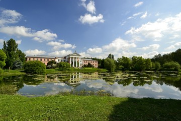 Fototapeta premium Lake and Park building in the morning 