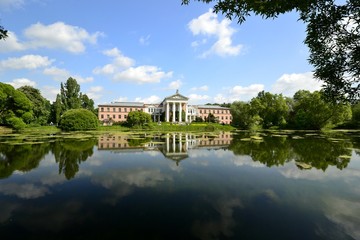 Fototapeta na wymiar Lake and Park building in the morning 