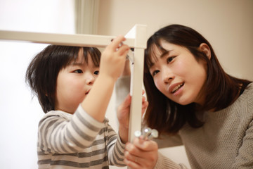 テーブルを組み立てる親子