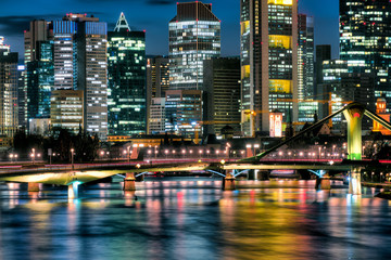 Das Bankenviertel von Frankfurt am Main bei Nacht und künstlicher Beleuchtung