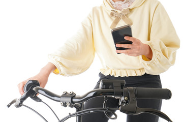 自転車を運転する若い女性