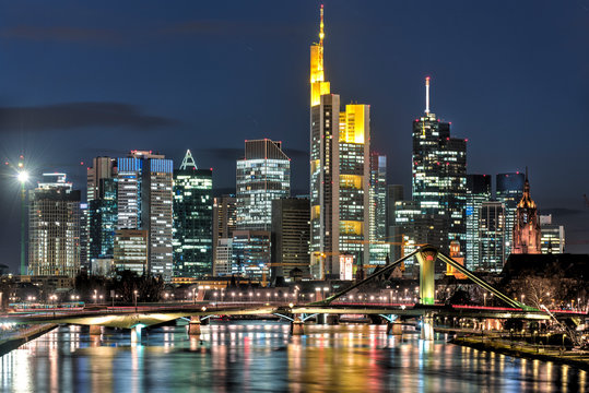 Das Bankenviertel Von Frankfurt Am Main Bei Nacht Und Künstlicher Beleuchtung