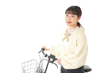 自転車を運転する若い女性