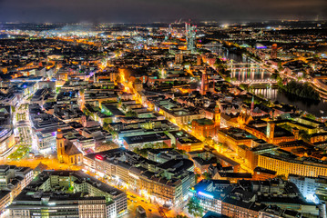 Übersicht über die Innenstadt von Frankfurt am Main bei Nacht