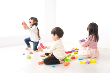 ブロックで遊ぶ子どもたち