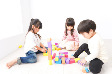 Naklejka premium ブロックで遊ぶ子どもたち