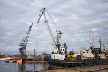 Fototapeta na wymiar Tugboats and other marine support vessels in port.