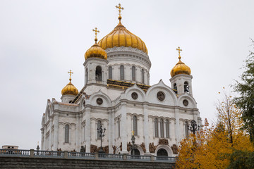 Fototapeta na wymiar View of the Cathedral of Christ the Saviour in Moscow, Russia. Is a main Russian Orthodox church, a few hundred metres southwest of the Kremlin.