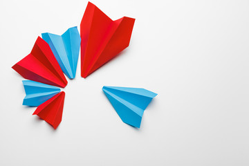 Obraz premium Red and blue paper planes on white background. Leadership and Business competition concepts