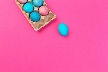Obraz premium Colorful easter painted eggs on pink background