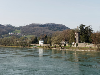 Bad Säckingen. Blick auf altkatholische Kirche und Diebsturm vom Schweizer Ufer aus gesehen 