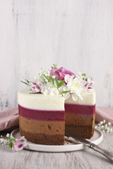 Obraz na płótnie Canvas Fresh flowers decorated layered cake