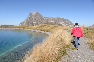 Naklejka premium Wandern mit Blick zum Widderstein