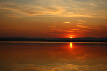 Fototapeta na wymiar Red Sunset over the water