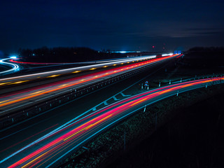 Nächtlicher Verkehr am Autobahnkreuz
