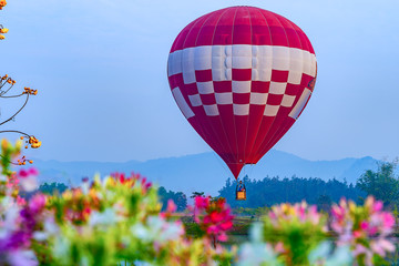 Fototapeta premium Colorful hot air balloons floating above the lake in Chiang Rai, Thailand
