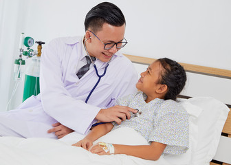 Obraz premium The doctor is treating the girl.