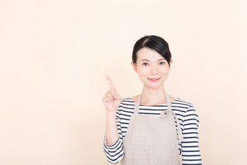 エプロンの女性