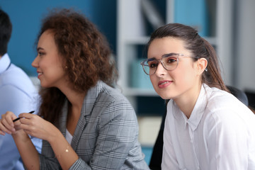 Obraz premium Young people having business meeting in office