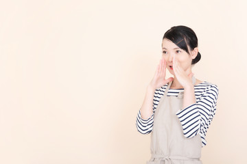 エプロンの女性