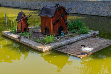 Fototapeta na wymiar Wooden house for water birds and turtles on a lake in city park