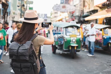 Foto op Plexiglas Back view Asian woman tourist backpacker travel in Khao San road, Bangkok, Thailand © Nattakorn