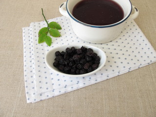 Blaues Färbebad aus getrockneten Heidelbeeren