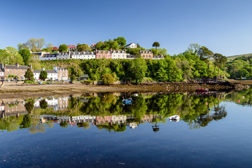 Fototapeta na wymiar Reflection at water in town Portree, Scotland