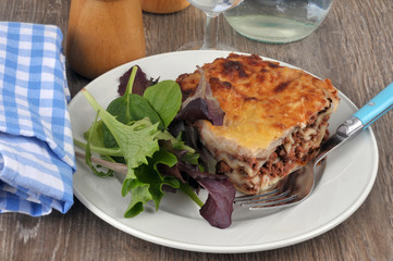 Part de lasagnes et mélange de salades 
