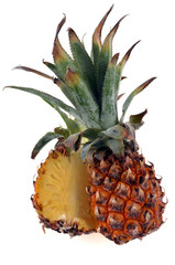 Ananas Victoria coupée en deux sur fond blanc 