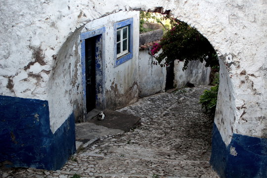 Arch in old village, Alenquer, Portugal, Europe