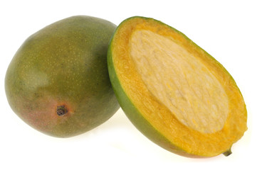 Mangue entière et coupée