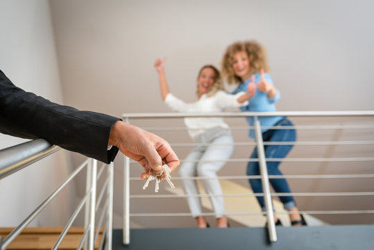 Wohnungsmakler zeigt die Schl&uuml;ssel zur neuen Wohnung 