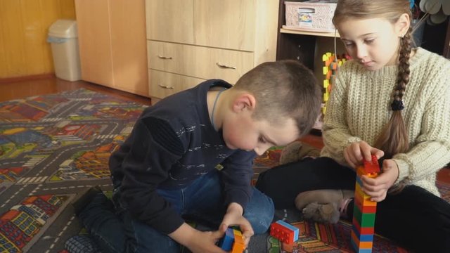 children play with the designer of the cubes